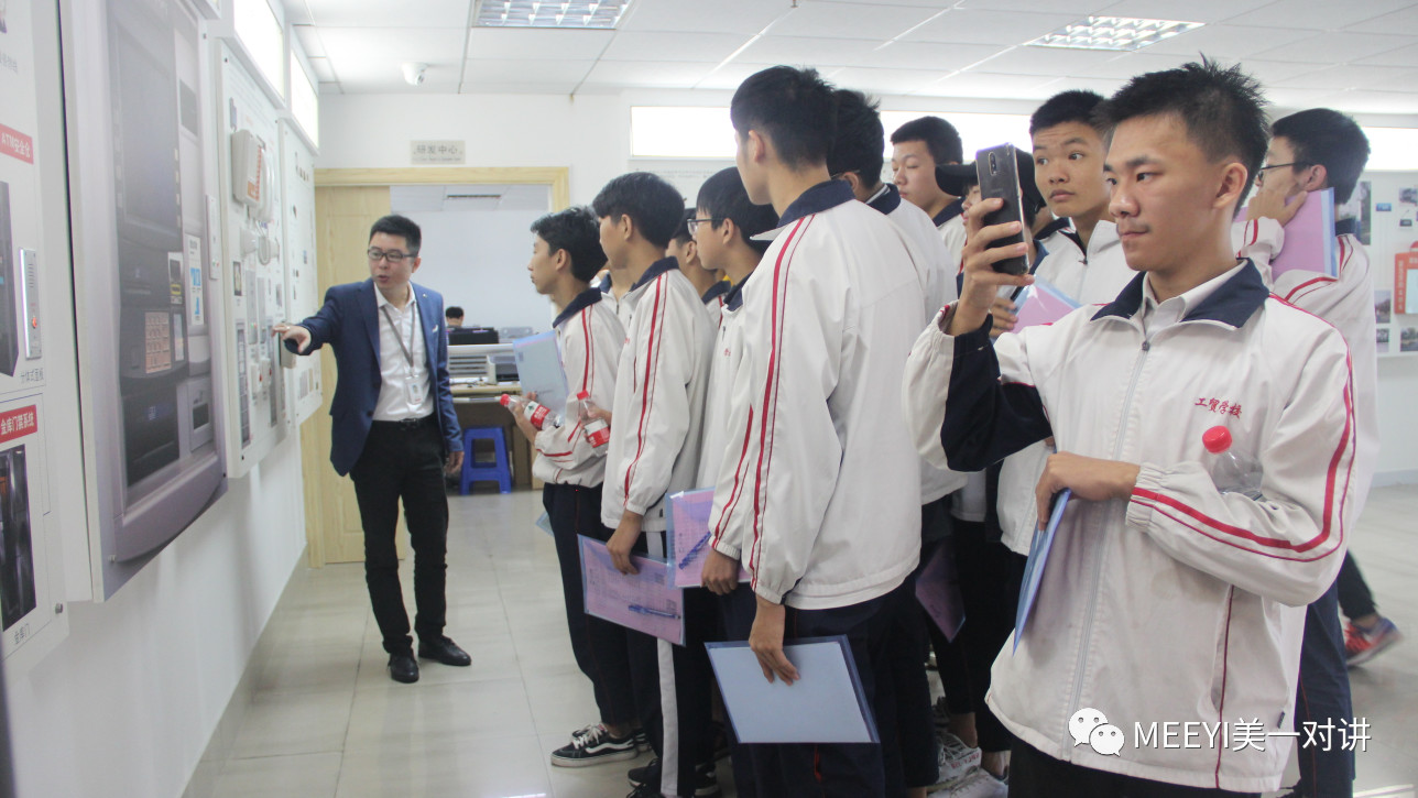 Ȫ�ݹ��Q(m��o)�W(xu��)У����һ�е��h(hu��n)��ͨ���^����