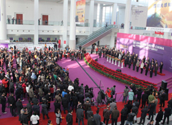 �f�Ѱ����f���山������չ��Ů���